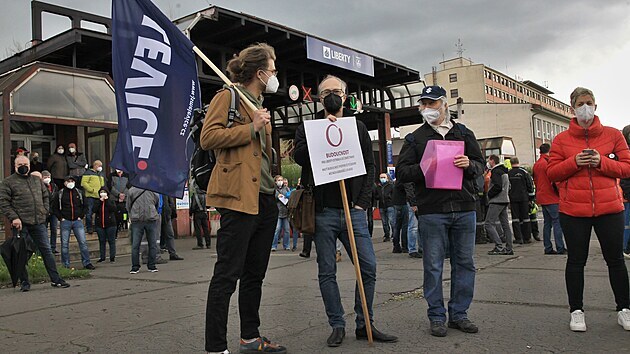 Před Liberty dnes stovky zaměstnanců protestovaly proti prodeji části emisních povolenek do Rumunska.