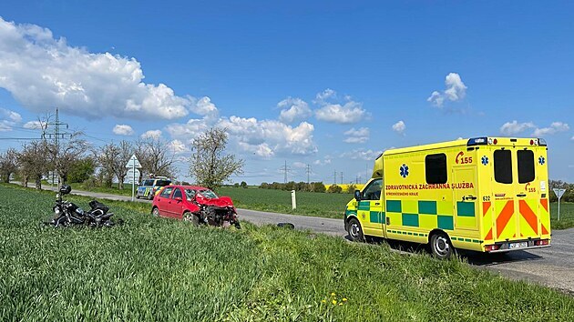 U Brandýsa nad Labem se srazila motorka a osobní auto, k těžkému zranění letěl vrtulník. (8. května 2021)