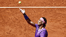 Rafael Nadal podává na turnaji v Madridu.