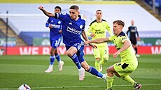 Timothy Castagne (vlevo) z Leicesteru v souboji s Mattem Ritchiem z Newcastlu.