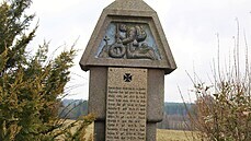 Na památníku padlým ze zaniklé obce Újezd jsou uvedena jména ticeti mu. To...