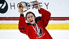 Patnáctiletý kanadský hokejista Connor Bedard slaví zlato na MS do 18 let.