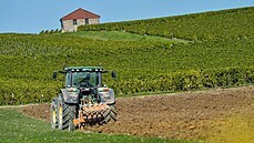 Traktor ve francouzské oblasti Champagne