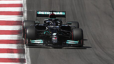 Lewis Hamilton z Mercedesu na trati portugalského okruhu během kvalifikace