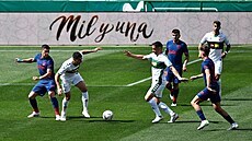 Fotbalisté Elche (v bílých dresech) kontrolují balon v zápase proti Atléticu...