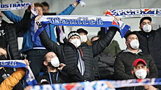 Fanou�ci Baníku Ostrava na tribun� p�ed za�átkem zápasu proti Brnu