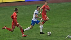 Ostravský Daniel Tetour (uprosted) vede balon v zápase proti Brnu.