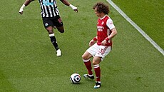 David Luiz (vpravo) z Arsenalu kontroluje balon, ze strany k nmu bí Allan...