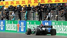 Lewis Hamilton z Mercedesu dojídí do cíle Velké ceny Portugalska na prvním...
