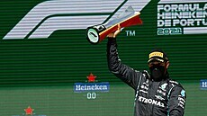 Lewis Hamilton z Mercedesu slaví s pohárem své vítzství na Velké cen...