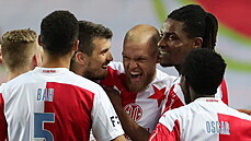 Mick van Buren (uprosted) slaví se spoluhrái gól Slavie v zápase proti Plzni.