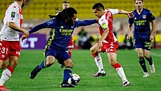 Jason Denayer (druhý zleva) z Lyonu a Wissam Ben Yedder z Monaka bojují o balon.