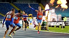 Nizozemec Tony Van Diepen (vpravo) se raduje se svými kolegy z vít�zství ve...