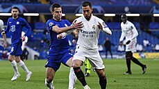 Eden Hazard (Real Madrid) střeží míč před Césarem Azpilicuetou z Chelsea.