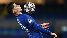 Kai Havertz (Chelsea) si zpracovává mí� hrudníkem.