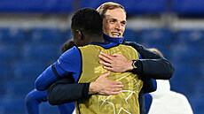 Trenér Chelsea Thomas Tuchel objímá obránce Kurta Zoumu po vítězství v...