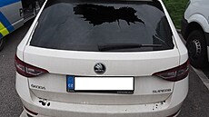 Sklo na zadních dve�ích osobního automobilu �koda Superb prorazil visací zámek,...