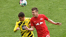 Thorgan Hazard z Dortmundu (vlevo) v hlavikovém souboji s Danim Olmem z Lipska.