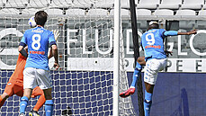 Victor Osimhen z Neapole (vpravo) střílí gól v utkání proti Spezii.