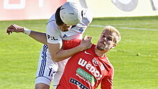 Brn�nský úto�ník Jan Hladík (vpravo) v souboji s Radimem �ezníkem z Mladé...