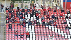 Diváci na Mstském stadionu Srbská sledují souboj Brna s Mladou Boleslaví.