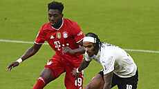 Alphonso Davies z Bayernu (vlevo) a Valentino Lazaro z Mönchengladbachu