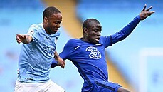 N'Golo Kante z Chelsea (vpravo) vede mí ped Raheemem Sterlingem z Manchesteru...