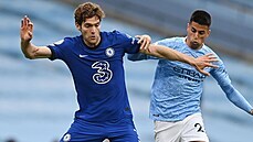 Marcos Alonso z Chelsea (vlevo) a Joao Cancelo z Manchesteru City