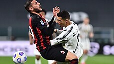 Cristiano Ronaldo z Juventusu (vpravo) se sráí s Theem Hernandezem z AC Milán.