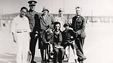 Ivan Bazilevič Kňažikovský (v uniformě vlevo) se svými přáteli a manželkou...