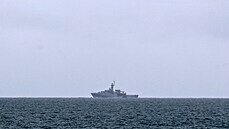 Britská vojenská lo HMS Tamar hlídkuje u ostrvku Jersey. (6. kvtna 2021)