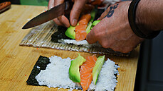 Výroba sushi.