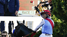 okej John Velazquez slaví triumf v Kentucky Derby.