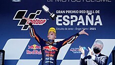 Pedro Acosta slaví triumf ve Velké cen panlska Moto3.