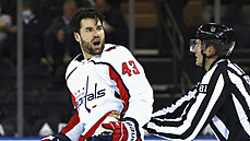 Roz�ílený Tom Wilson v dresu Washington Capitals.
