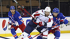 Tom Wilson z Washington Capitals v péi hokejist  New York Rangers. Doráí na...