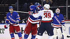 Pavel Bunvi z New York Rangers oste útoí hokejkou na obliej Anthonyho...