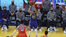 Stephen Curry z Golden State Warriors pi trojkovém pokusu v utkání s Oklahoma...