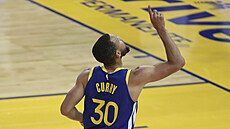 Stephen Curry z Golden State Warriors a jeho soukromá oslava po úspné akci.