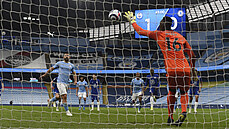 Sergio Agüero z Manchesteru City  neproměnil proti Chelsea penaltu, brankář...