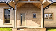 Hlavní vstup do domu je z ulice a vede p�es zatravn�nou p�edzahrádku.