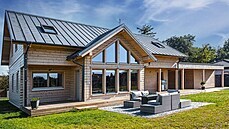 Zahrada za domem teprve �eká na dal�í úpravy. Posezení zde je v�ak u�...