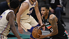 Rudy Gay (vpravo) ze San Antonia se snaí pelstít Joela Embiida z Philadelphie.