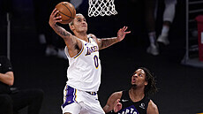 Kyle Kuzma z Los Angeles Lakers zakonuje na ko Toronta.  Pihlíí Freddie...