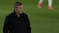 Ronald Koeman, trenér fotbalist� FC Barcelona, sleduje zápas.
