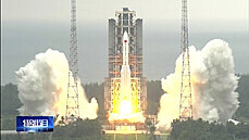 Start rakety Dlouhý pochod 5B z kosmodromu Wen-chang s prvním modulem ínské...
