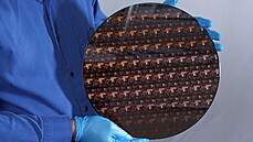Tzv. wafer neboli křemíková deska s čipy, které obsahují tranzistory vyrobené... | na serveru Lidovky.cz | aktuální zprávy