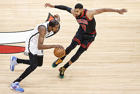 Garrett Temple z Chicage se snaí zastavit prnik Kevina Duranta z Brooklynu.