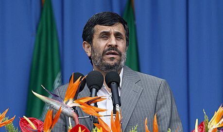 Íránský prezident Ahmadíneád na vojenské pehlídce v Teheránu (18. dubna 2010)