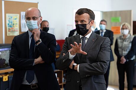 Francouzský prezident Emmanuel Macron a francouzský ministr kolství Jean...